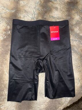 NWT SPANXshape™ Invisible Mid-Thigh Shorts